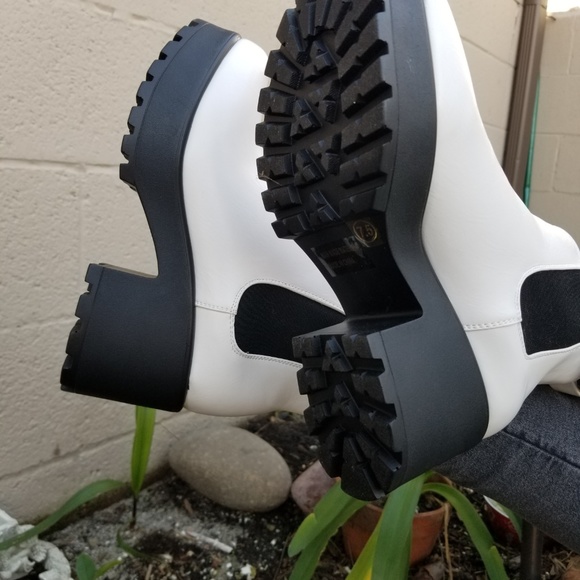 90s Grunge Style Chunky Heel Boots - Picture 4 of 8